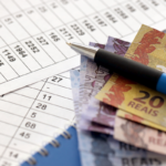 RPV: Notas em reais com uma caneta