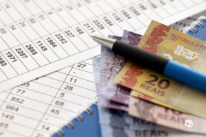 RPV: Notas em reais com uma caneta