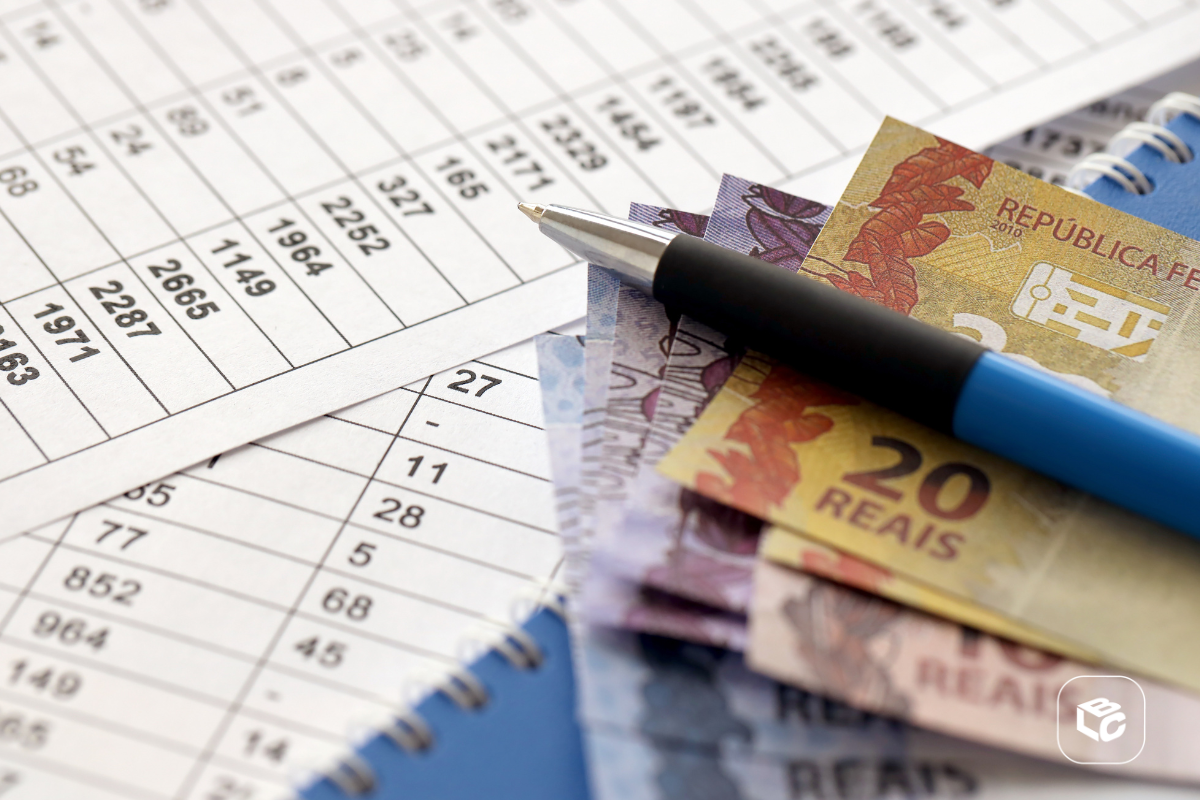 RPV: Notas em reais com uma caneta