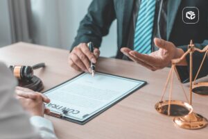 Advogado explicando contrato para cliente, com balança da justiça e martelo